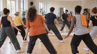 Workshop-Gruppe in einem hellen Tanzsaal.